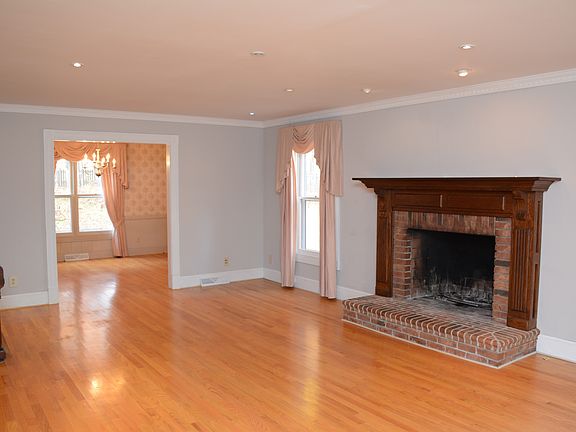 2nd image of 216 Valley Oak Dr