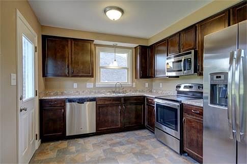 5th image of 704 Cayce Dr
