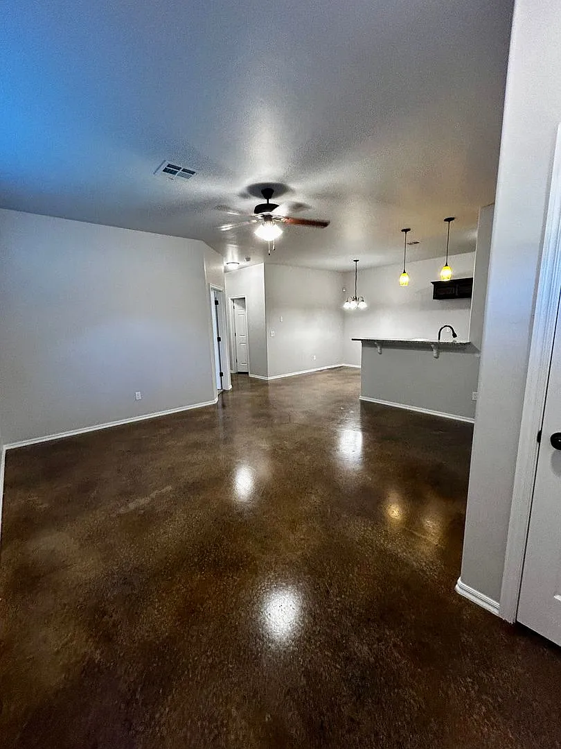 3br 2ba duplex with 2 car garage! — Photo 3