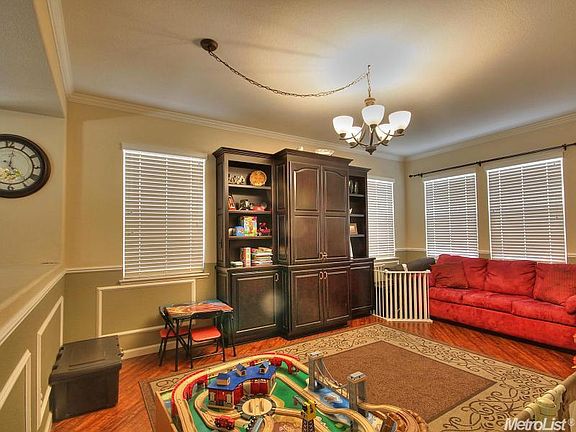 3rd image of 546 Bramblewood Ave