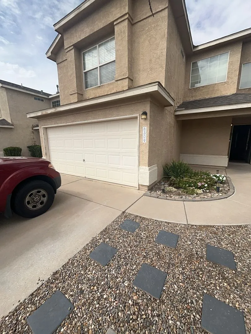3 Bedroom, 2.5 Bathroom Home! Schedule a Showing! — Photo 4