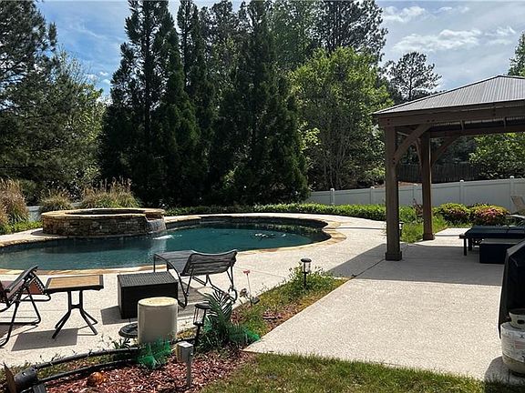 4th image of 100 Peyton Ct