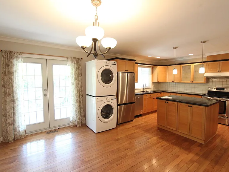 2160 Laurier Ave — Photo 4