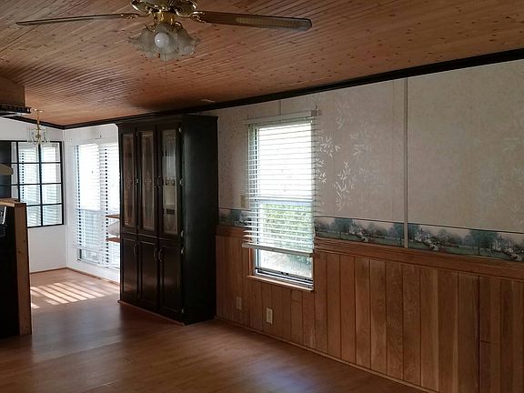 3rd image of 72 Aurora Ln