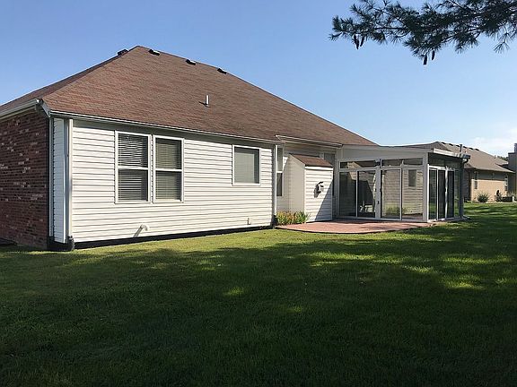 5th image of 102 Woods Manor Dr