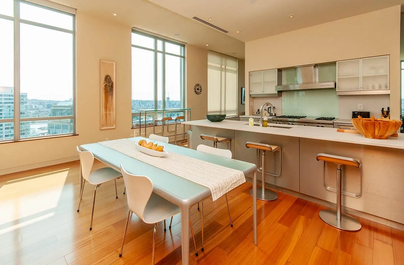 3 bed, 3000 sqft, $18,000 — Photo 2