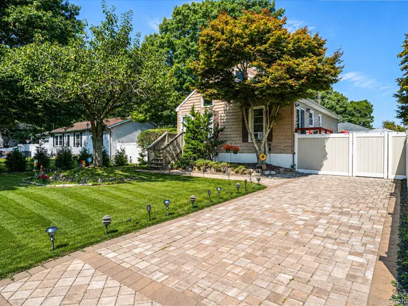 7 Wellwood Drive, Shirley, NY 11967