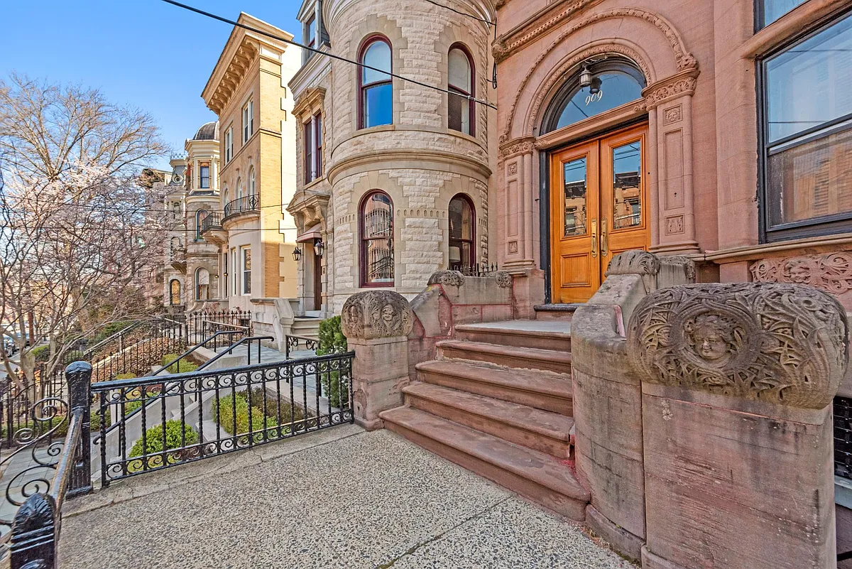 Building Photo - 909 Hudson St #3