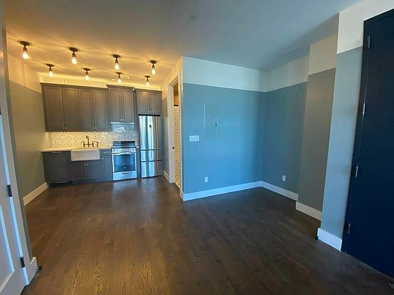 3rd image of 61 Metropolitan Ave #616