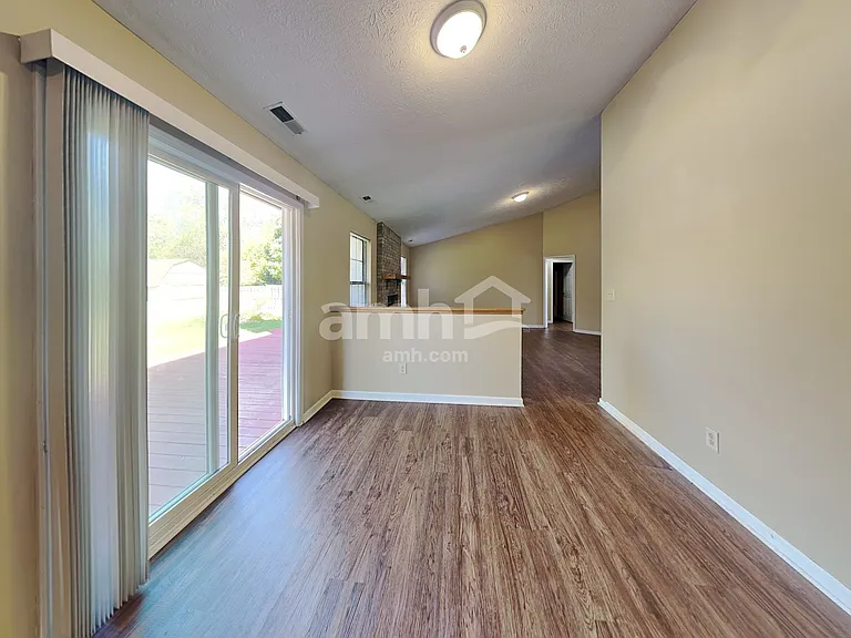 258 Longfellow Ln — Photo 4