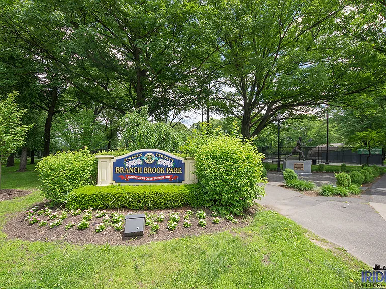 Forest Hill Pkwy — Photo 1