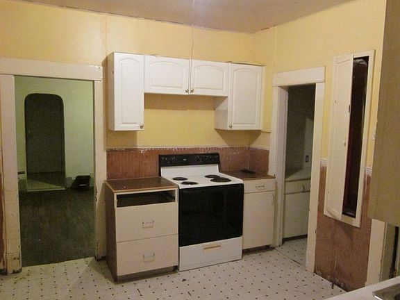 4th image of 4826 Yakima Ave