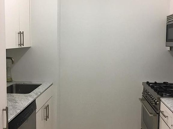 5th image of 322 W 57th St APT 28Q