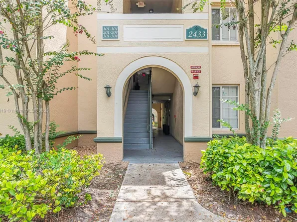 2433 Centergate Dr APT 102, Hollywood, FL 33025