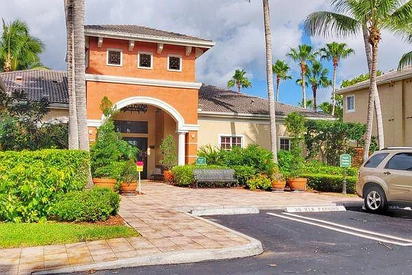 2 bed, 2.0 bath, 1026 sqft, $2,000 — Photo 2