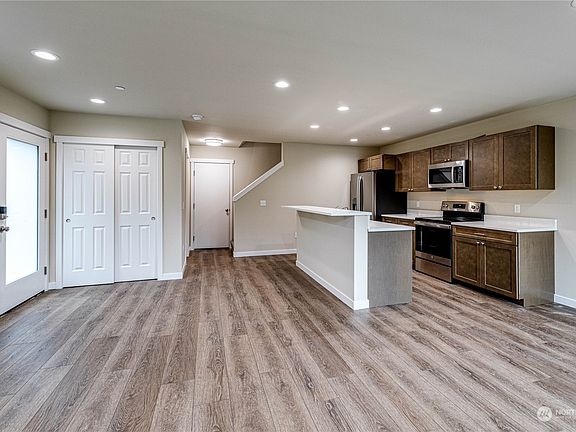 5th image of 210 Creekside Drive