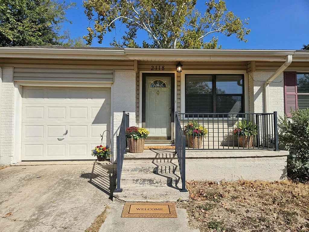 3 bed, 1054 sqft, $1,125 — Photo 1
