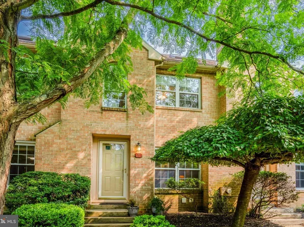 17 Rampart Dr, Wayne, PA 19087