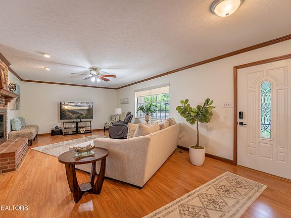 3rd image of 1429 Farrington Dr