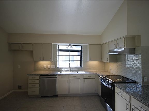 3rd image of 1006 Stoneleigh Ct