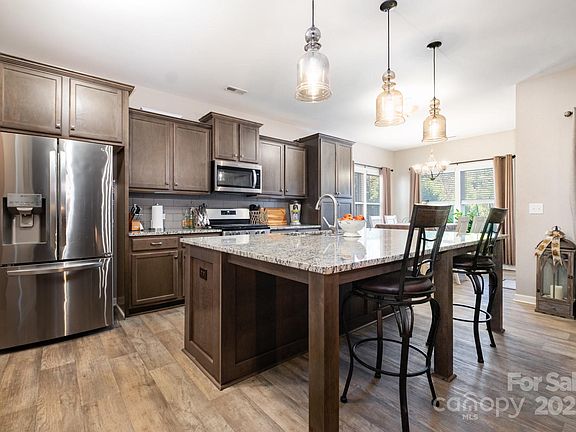 5th image of 142 Canada Dr