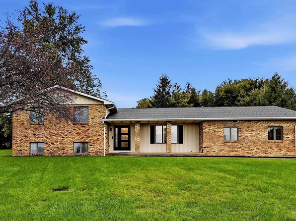 15153 Lore Oaks Ct, Dubuque, IA 52002