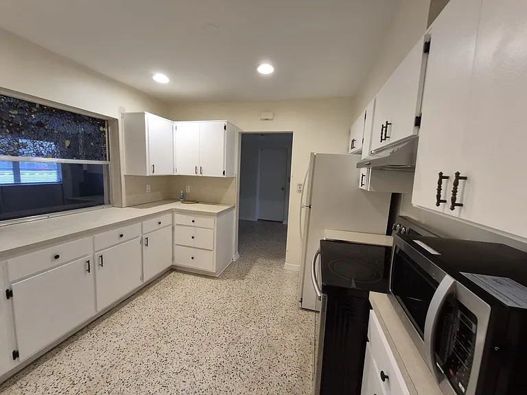 1013 Meadowlawn Dr N — Photo 8