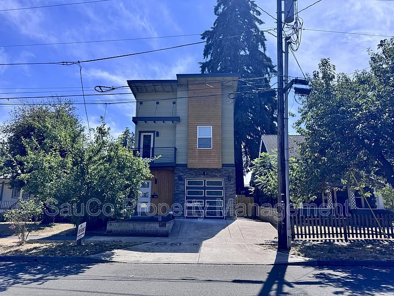 832 SE Cedar St