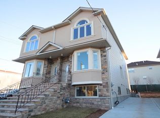 17 Lemon Drop Ct, Staten Island, NY 10309
