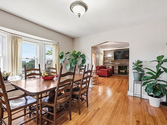 5th image of 48 Belmohr St