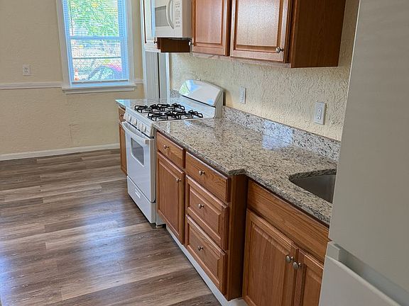 3rd image of 35-37 Elm St #35-1