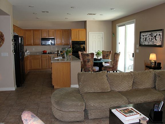  Eat-In Kitchen / Granite 