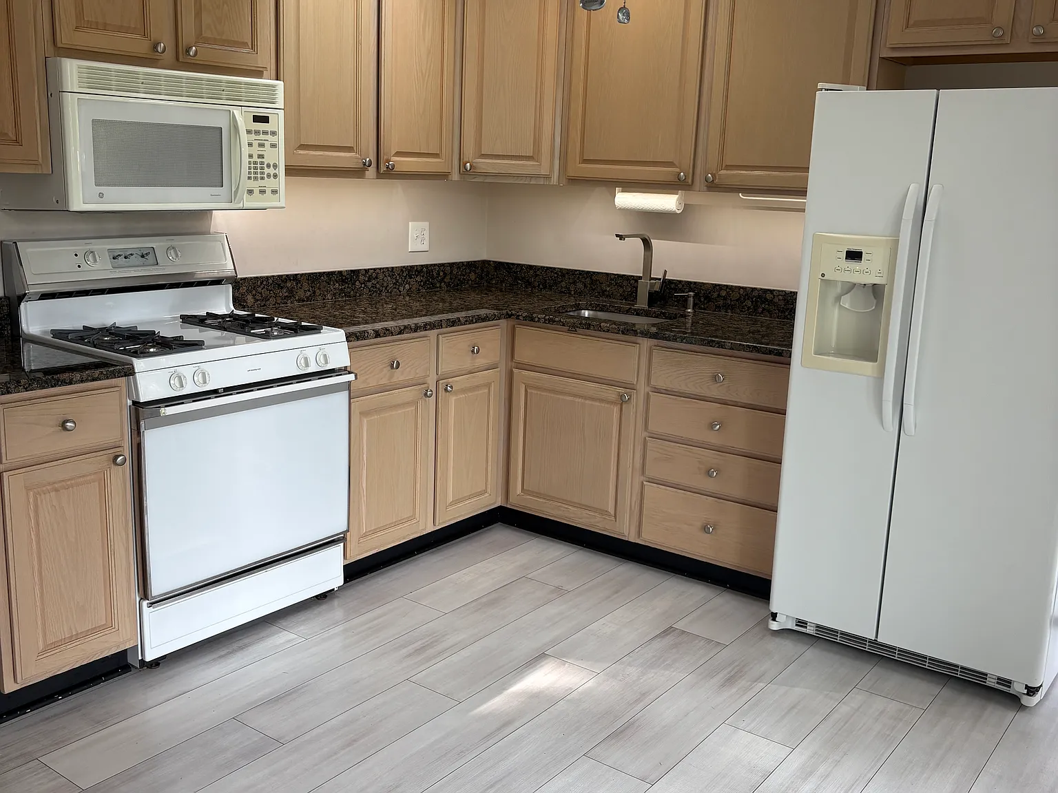 3 bed, 936 sqft, $2,200 — Photo 4