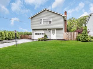 104 Middlesex Ave, Oakdale, NY 11769