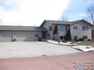804 Birdie Dr, Dell Rapids, SD 57022