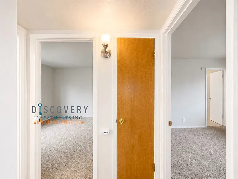 Bancroft Ave. 562 — Photo 13