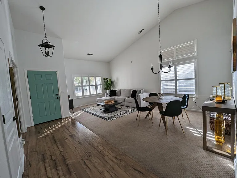 2507 W Elm St — Photo 1