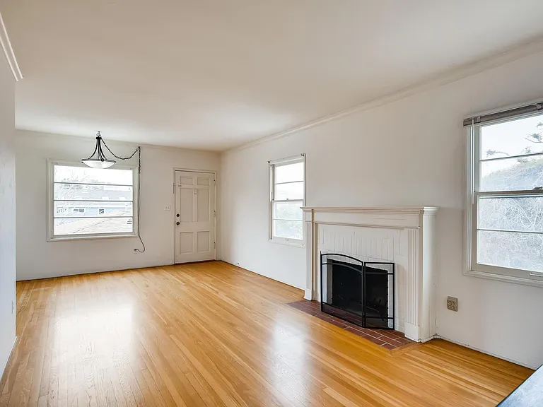 551 Fern Gln — Photo 2