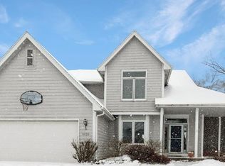 9320 Hickory Dr, Urbandale, IA 50322