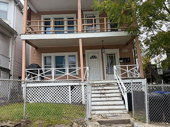 4th image of 904 Ash St