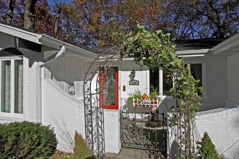 548 Lakeview Ct photo 1