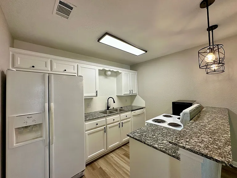 1231 Wood Ave — Photo 5