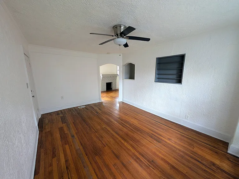2701 Myra St — Photo 2