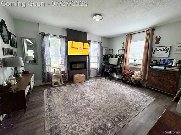 3rd image of 614 N Saginaw St