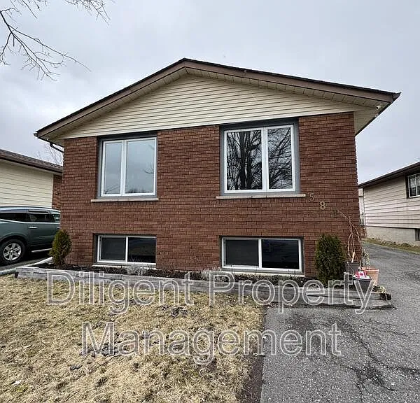 581 Barnes Cres #6 — Photo 1