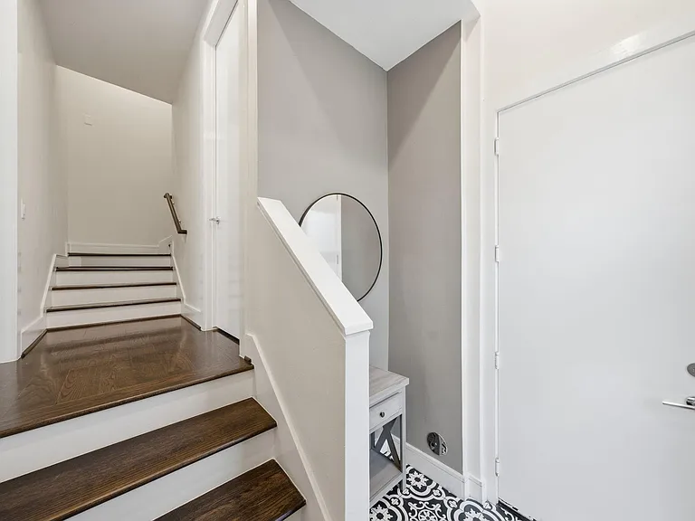 1221 W 17th St — Photo 5