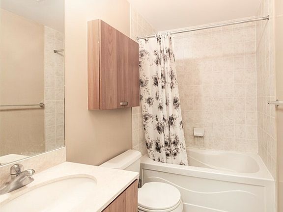 5th image of 38 Grenville St #2309