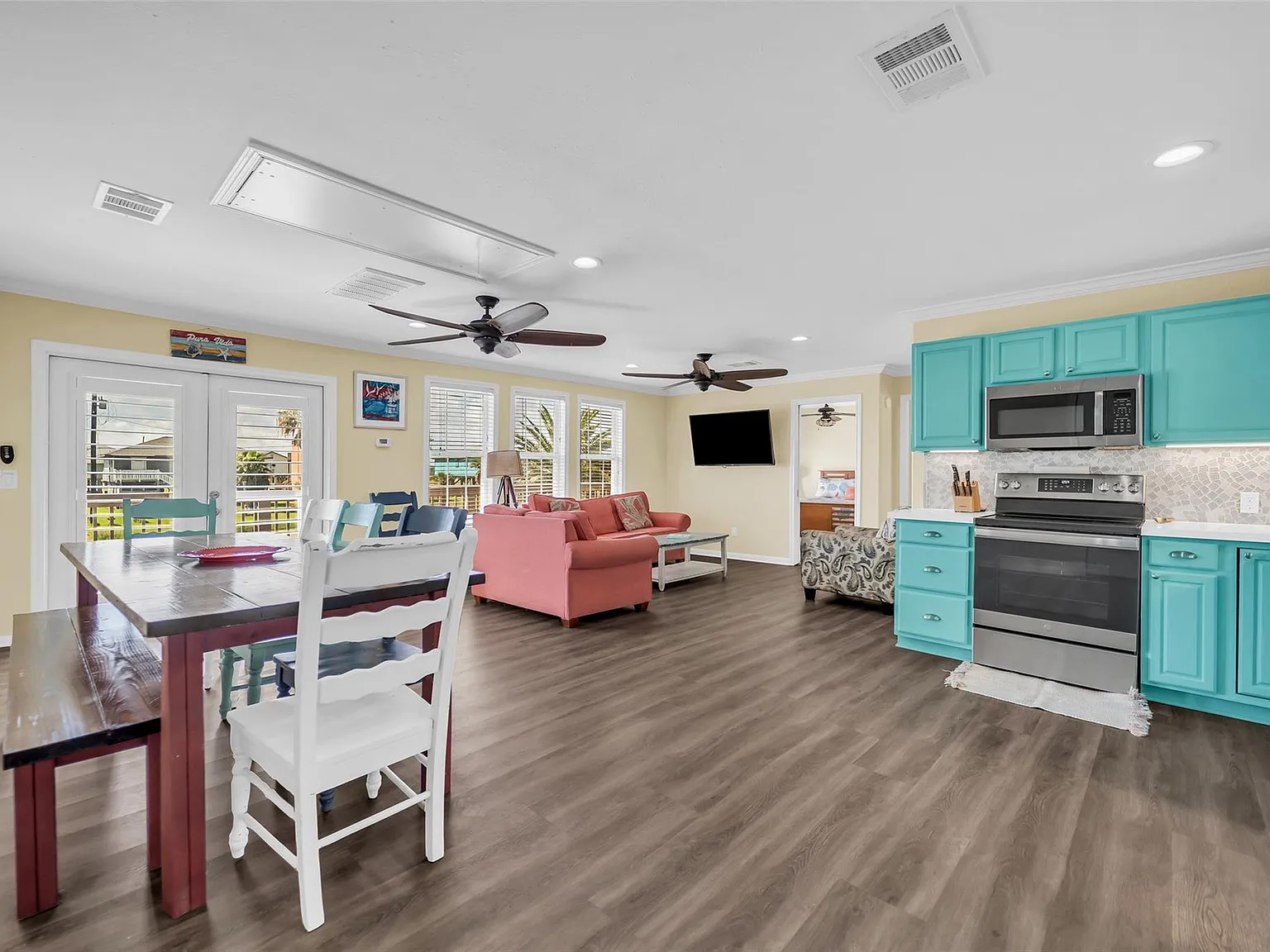 2 bed, 1.0 bath, 704 sqft, $2,200 — Photo 2