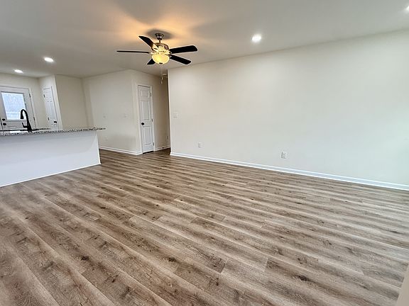 5th image of 103 Oakwood Meadows Dr