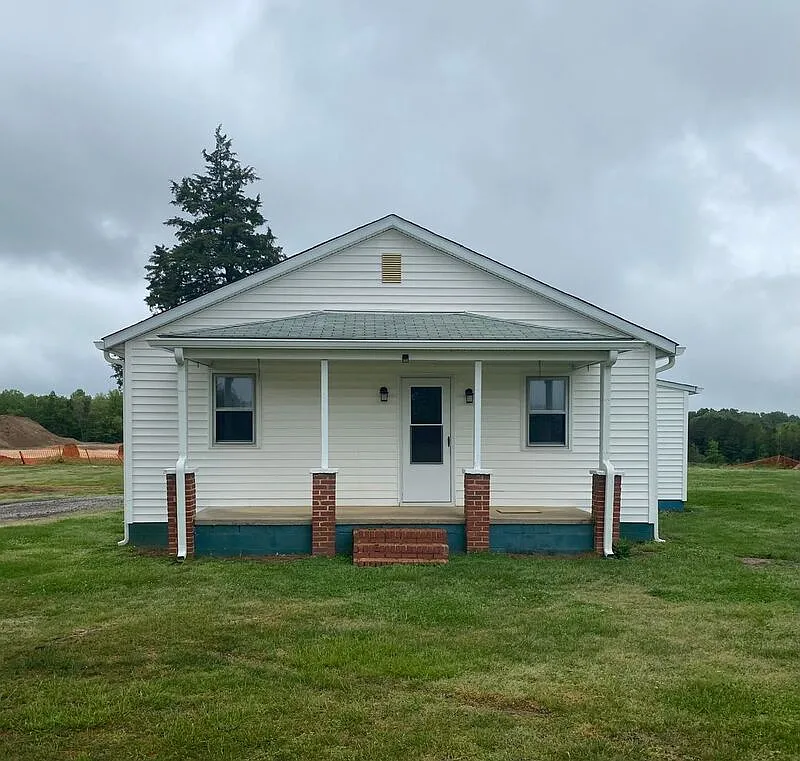 2 bed, 1.0 bath, 896 sqft, $1,400 — Photo 1